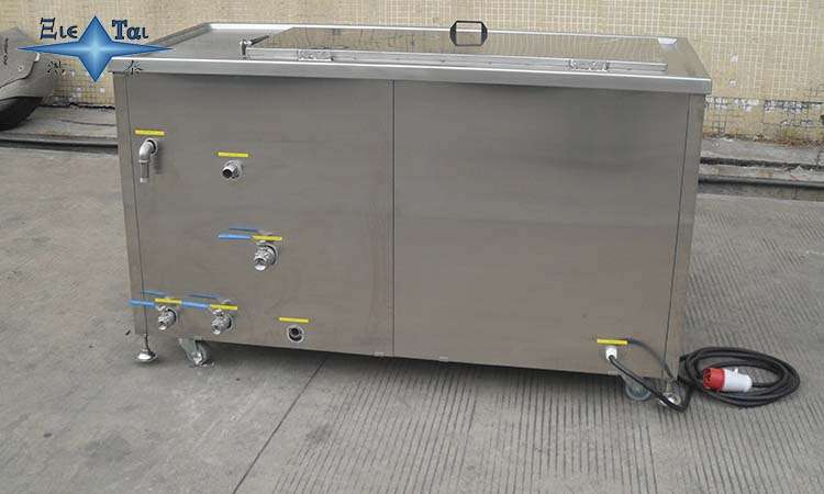 用什么來清洗發(fā)動機(jī)零件的積碳？